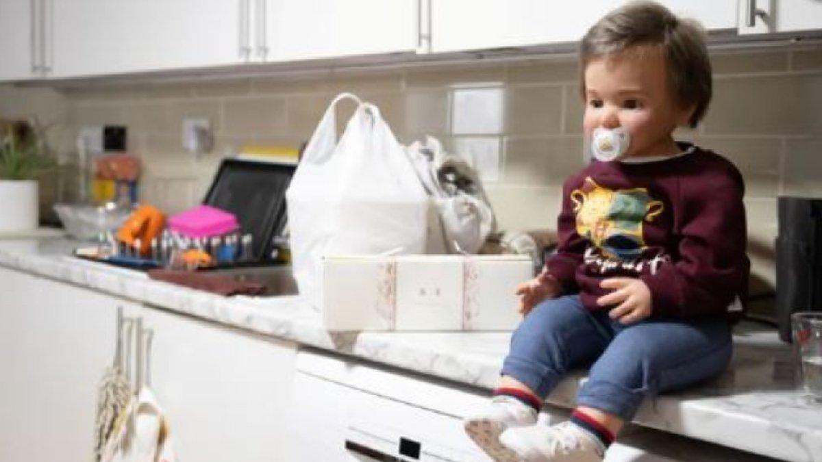 Ellis merawat setiap bonekanya bak bayi sungguhan