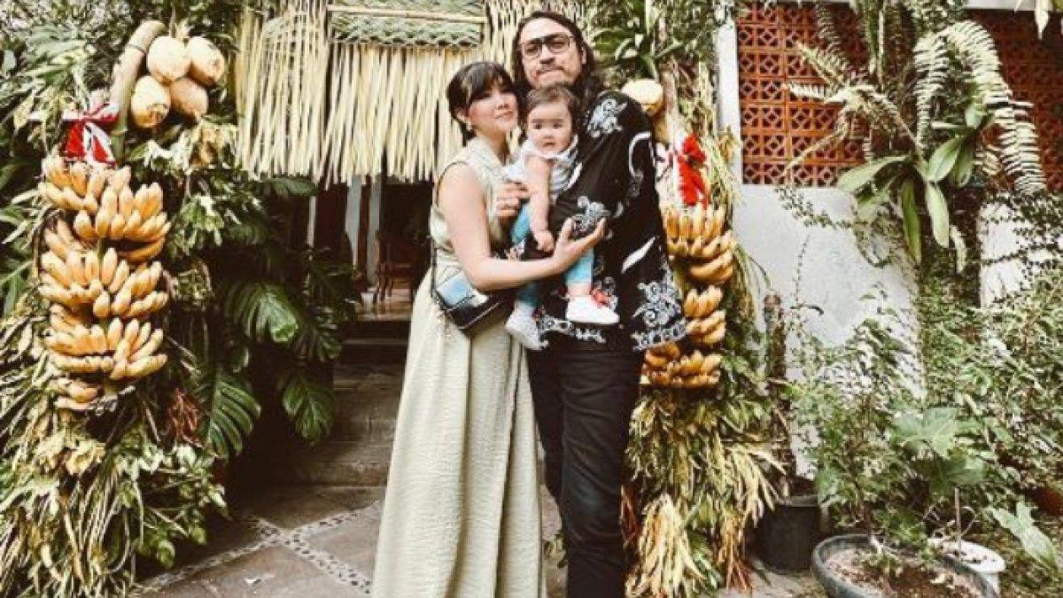 Ello dan Cindy Maria ajak putrinya kondangan