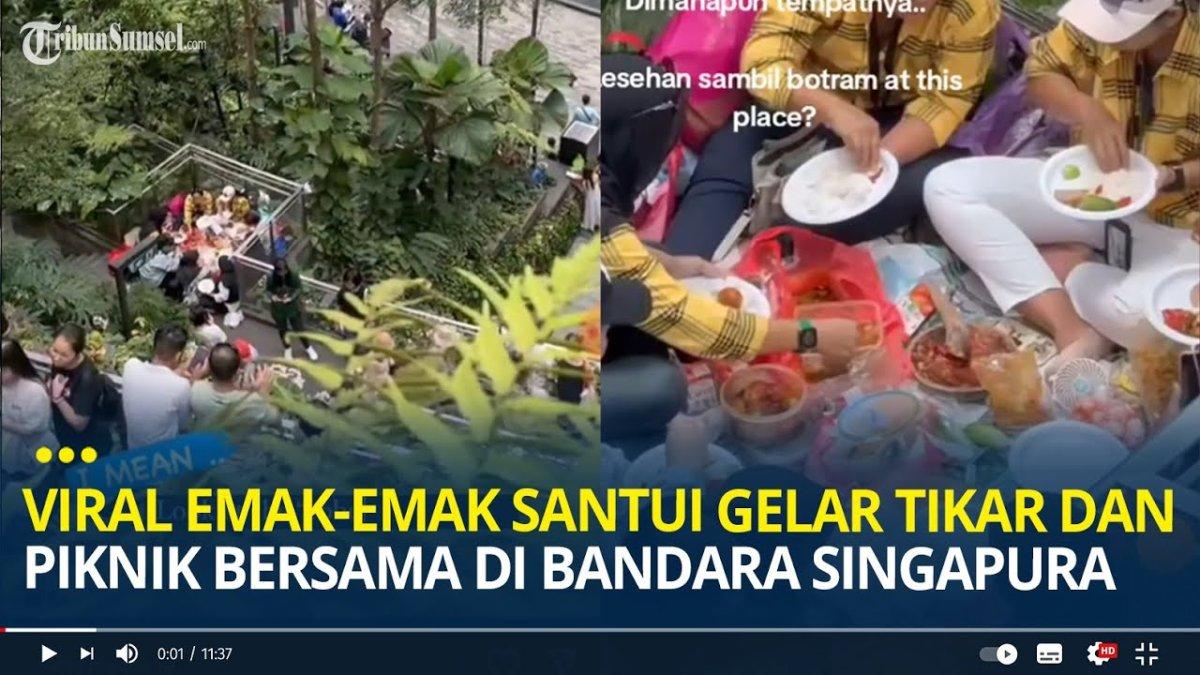 Sebuah video viral karena merekam momen emak-emak asyik makan lesehan di Bandara Internasional Changi Singapura. Mereka juga membawa tikar sendiri.