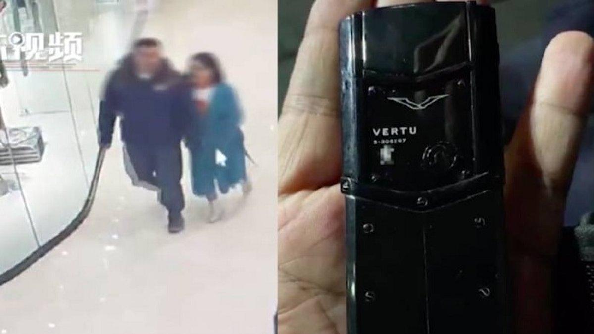 Emak-emak temukan HP model jadul di mal.