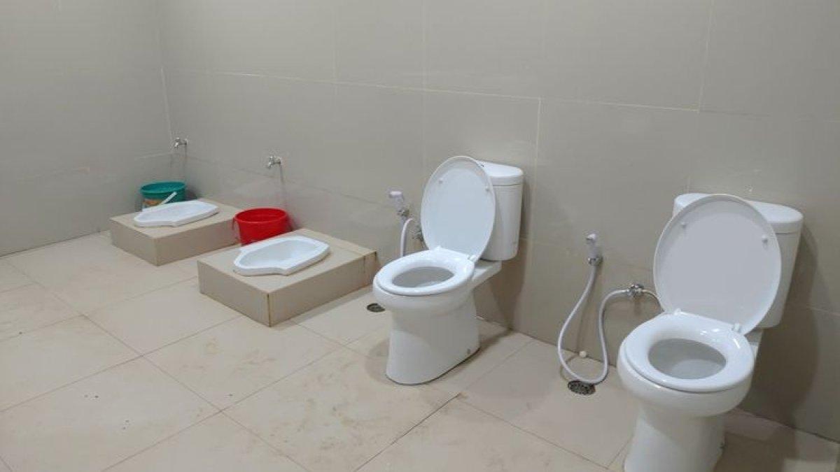 Empat kloset berjejer tanpa sekat di toilet yang berada di Stasiun Ciamis.
