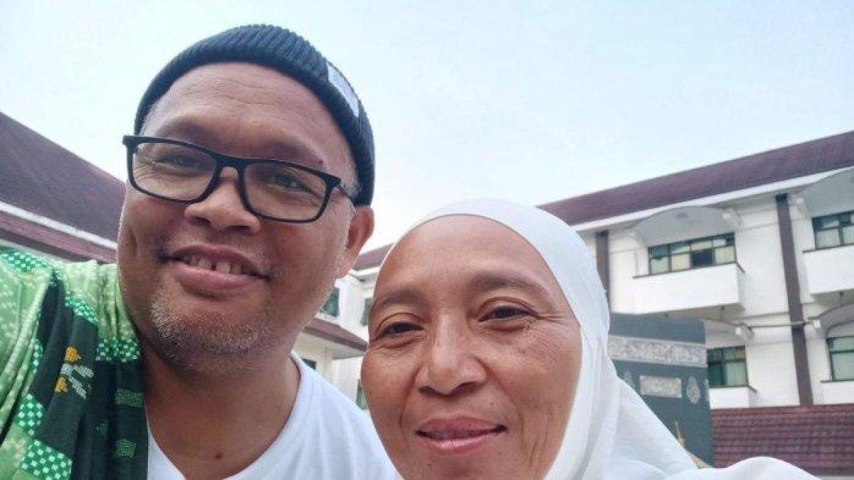 Endang Suherman menunjukkan foto