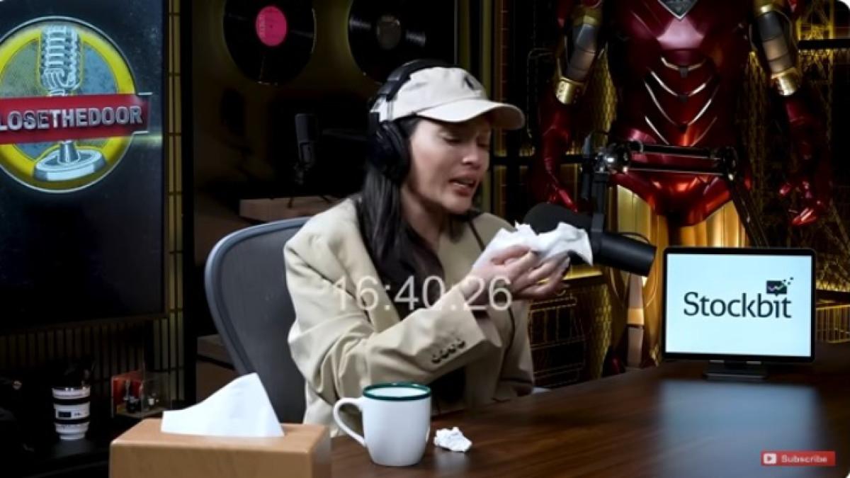 ERIKA HAMIL TANPA NIKAH - Erika Carlina membuat heboh publik karena mengaku hamil di luar nikah. Kini usia kandungannya sudah 9 bulan.