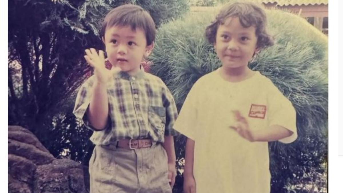 MASA KECIL ERIKA CARLINA - Dalam momen lainnya, Erika terlihat mengenakan kaos putih oversized dan celana midi, berbaur bersama anak lain. 