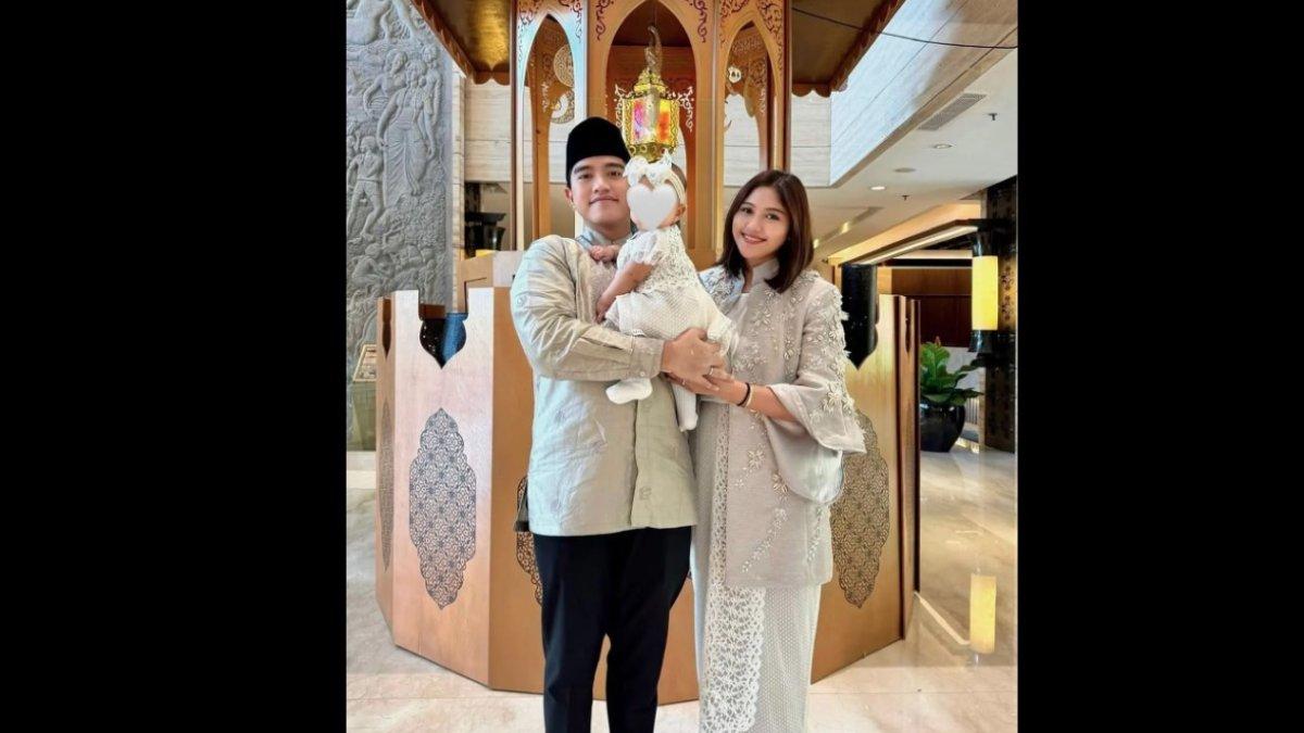BUSANA LEBARAN ERINA GUDONO - Erina Gudono melengkapi penampilannya dengan kerudung lace dan sandal mules putih dari Hermes, yang merupakan seri Oz Mules dengan harga sekitar Rp 22 juta.