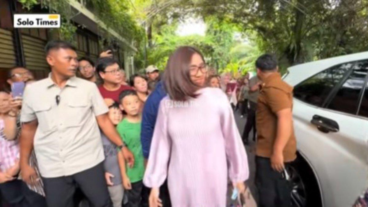 ADU TAS SELVI ANANDA VS ERINA GUDONO - Erina Gudono memilih tampilan yang lembut dan feminin lewat gamis plisket berwarna pink