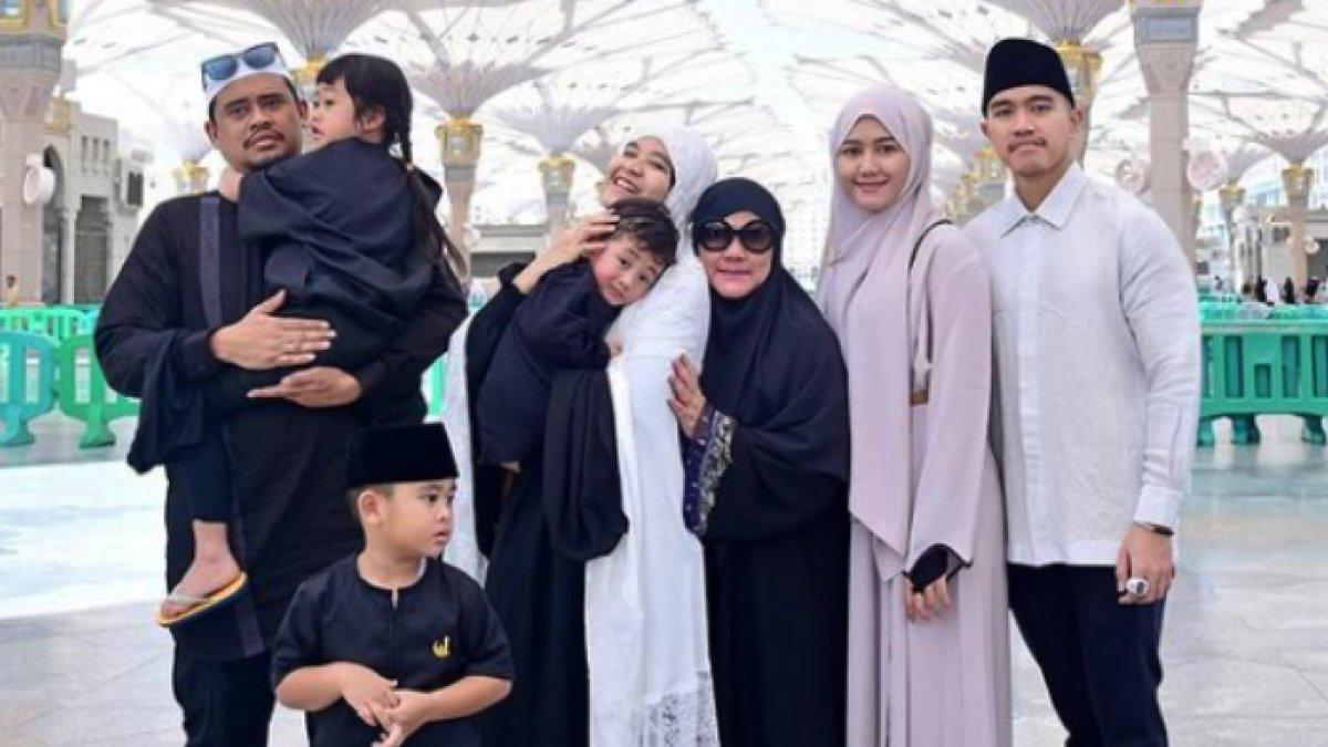 Erina Gudono mengenakan gamis dan hijab warna soft pink.