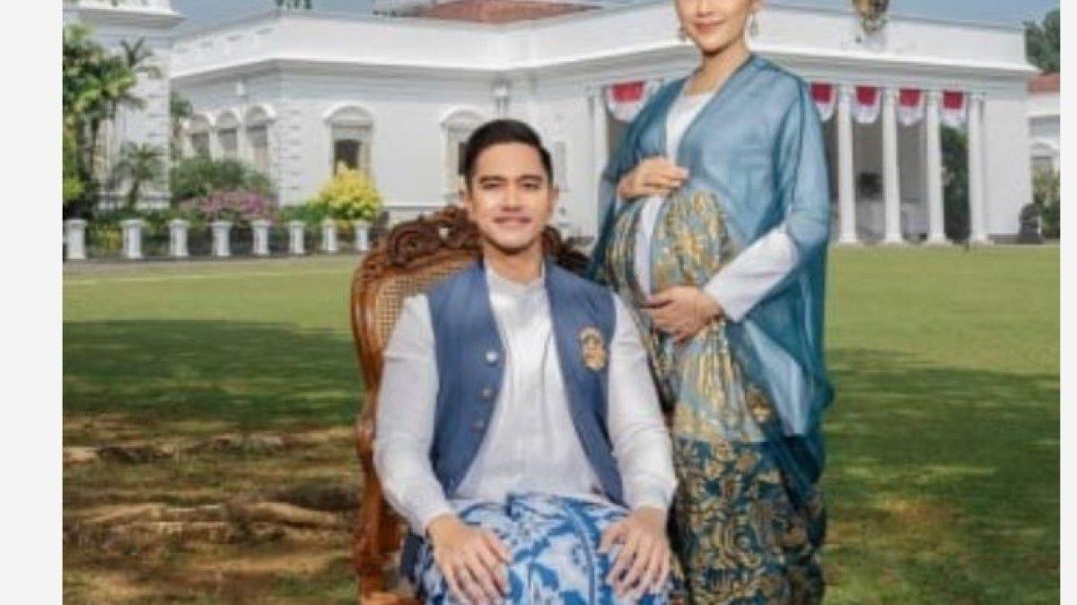 KELUARGA JOKOWI PEMOTRETAN - Erina mengenakan kain batik biru yang dipadukan dengan kebaya putih serta selendang biru transparan dengan motif batik emas.
