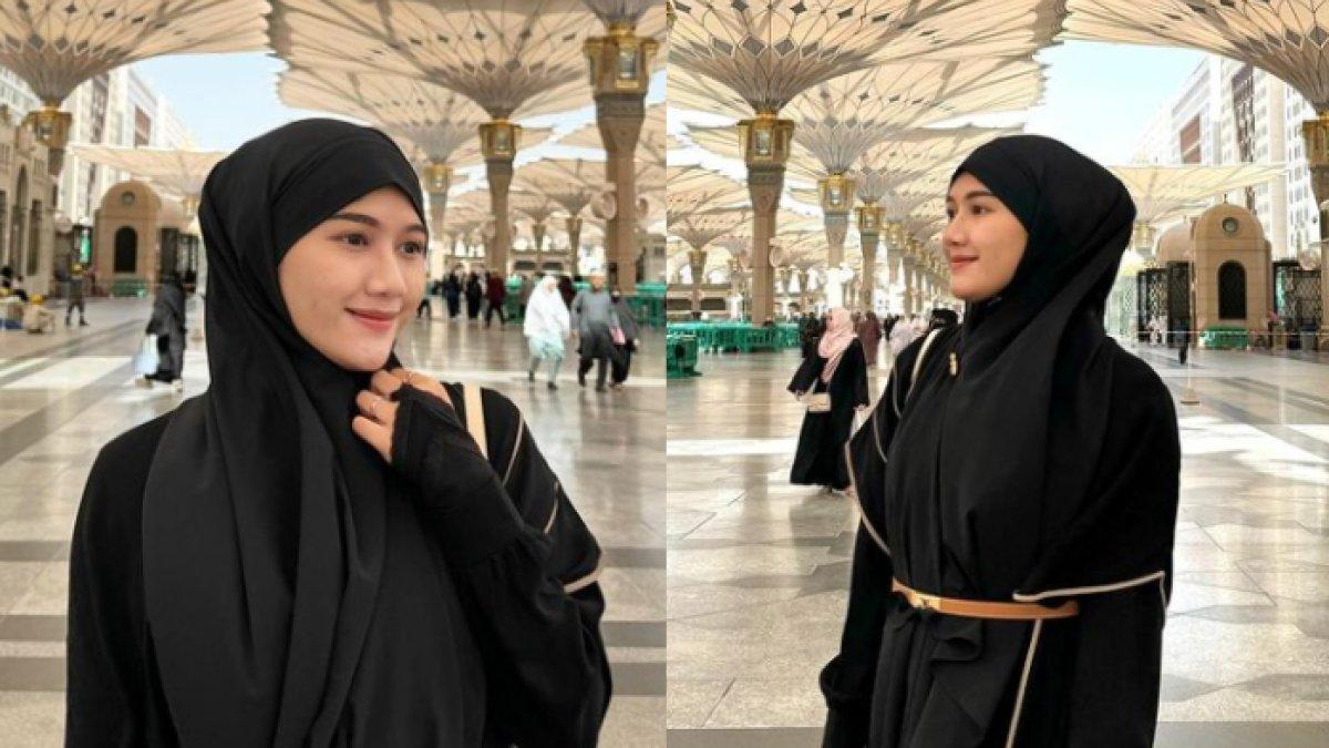 Erina tampil anggun dan cantik dengan gamis dan hijab hitam