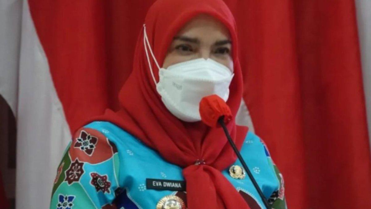 Eva Dwiana beri hadiah umrah ke maba Unila