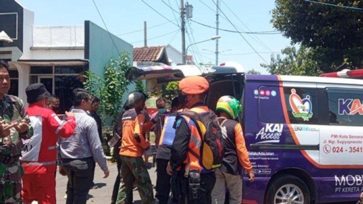 Evakuasi jenazah korban kecelakaan remaja tertabrak kereta di perlintasan dekat Stasiun Jerakah Semarang, Minggu (24/9/2023).