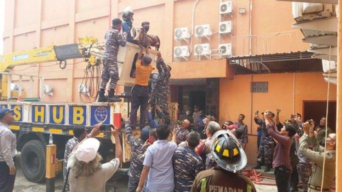 Evakuasi korban terjebak kebakaran Karaoke Orange Tegal, Senin (15/1/2024)
