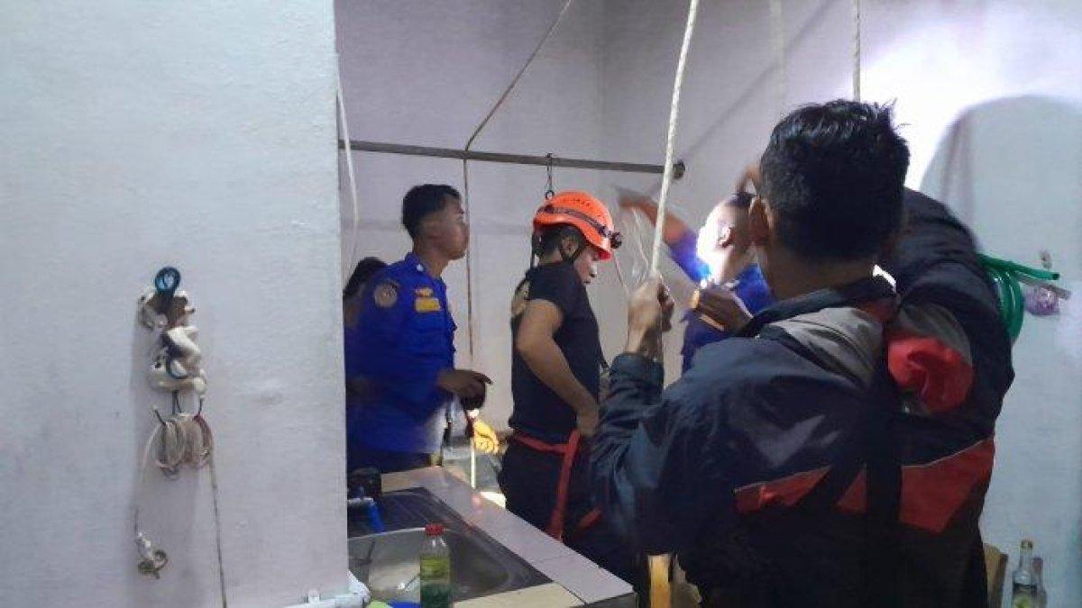 Evakuasi pria nyemplung sumur gegara terlilit utang.