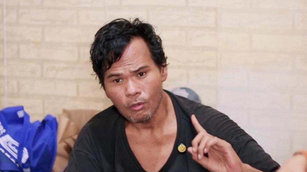 NASIB PILU FAHMI BO - Dalam kondisi tubuh yang melemah dan harus menghadapi sakit sendirian, aktor senior Fahmi Bo memilih menjalani hidup tanpa kehadiran keluarga di sisinya.