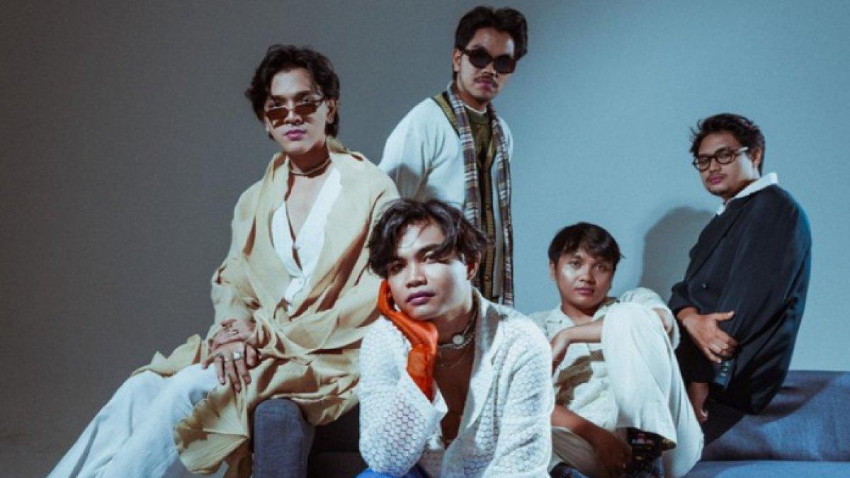 Faishal Tanjung tergabung dalam band pop bernama Voxxes, di mana Faishal Tanjung berperan sebagai keyboardist. 