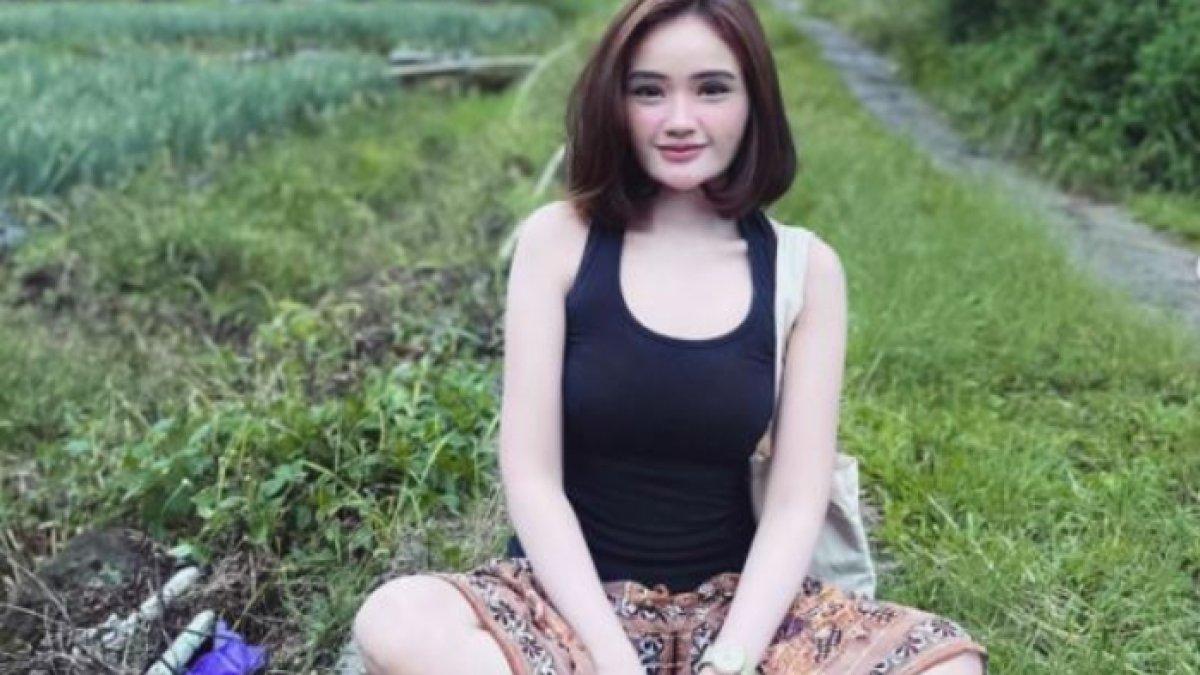 Fanny Soegi duduk di sawah bak gadis desa