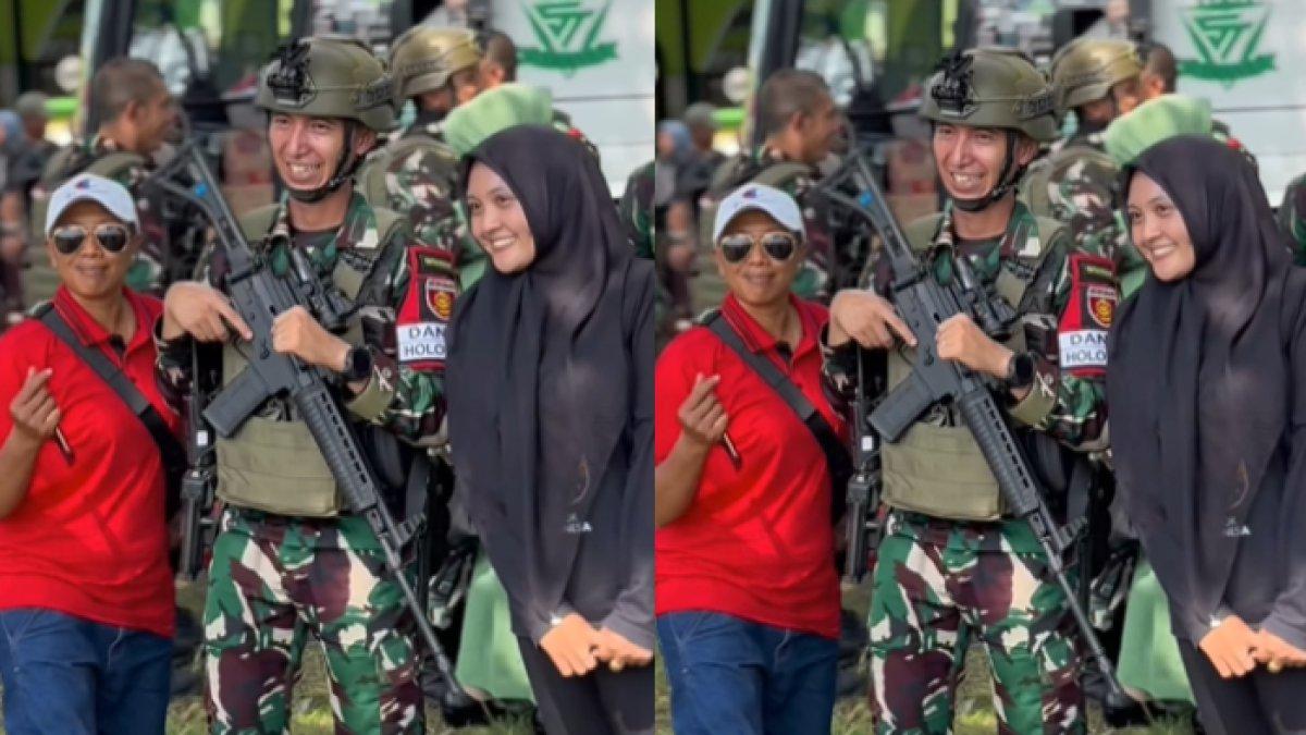 Fardhana melayani permintaan foto dengan selalu tersenyum