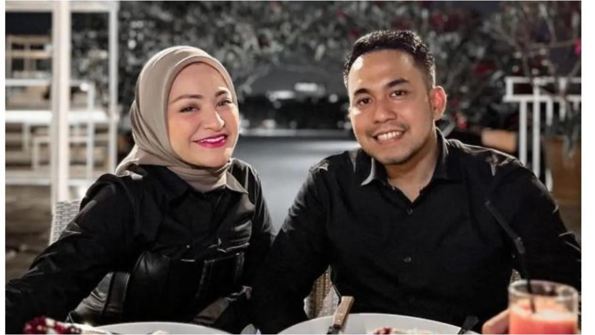 DAFTAR MANTAN NATHALIE HOLSCHER - Cinta lama rupanya sempat bersemi kembali. Faris Utama adalah mantan kekasih Nathalie saat masa SMA. 