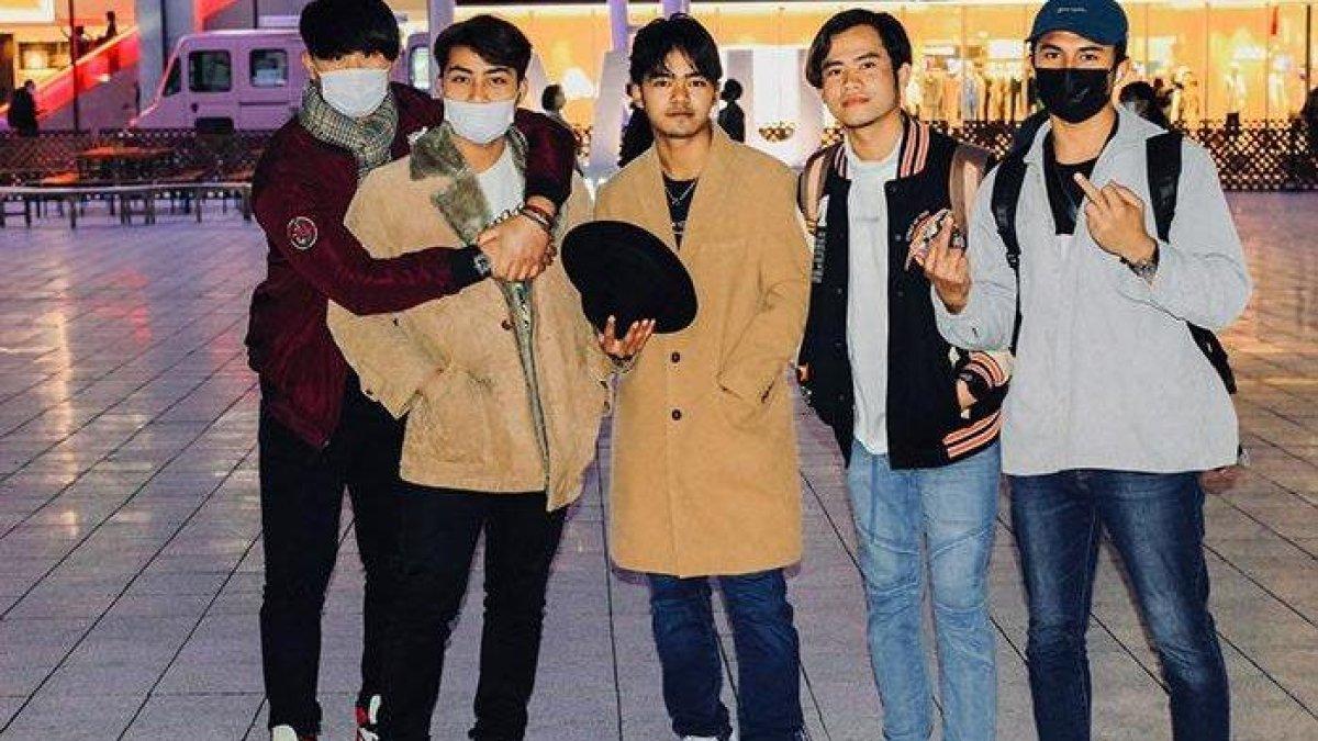 Bri bersama empat pemuda Indonesia lainnya di Jepang.