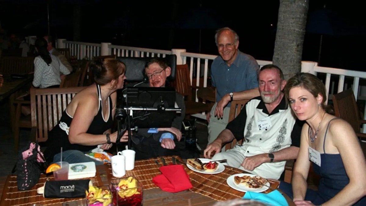 Fisikawan terkenal Inggris Stephen Hawking menikmati barbekyu di pulau Karibia milik Jeffrey Epstein, Little St. James, saat menghadiri konferensi tentang gravitasi yang diselenggarakan untuk 21 fisikawan terkemuka dunia oleh yayasan Epstein di pulau Little St. Thomas pada bulan Maret 2006.