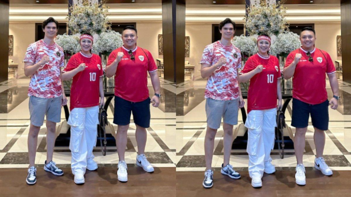 Fitri Carlina menyaksikan pertandingan Timnas Indonesia vs Australia.