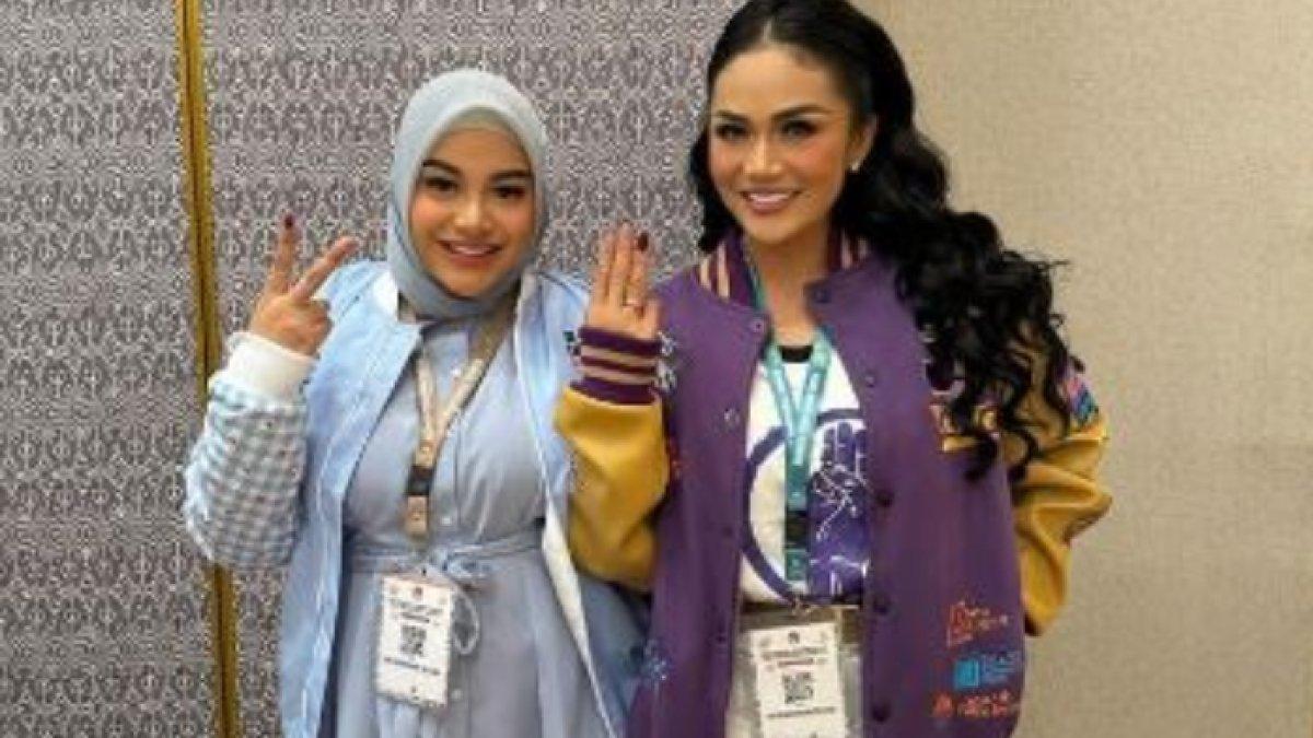 Foto KD berpose dengan gestur nomor 3, Aurel tetap PD dengan memberi gestur 2.
