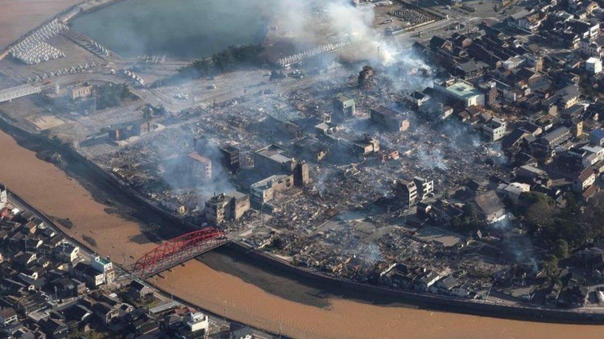 Foto udara yang menunjukkan asap