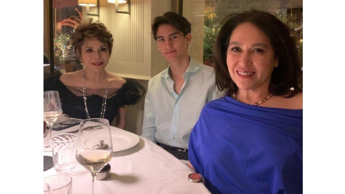 Frederik Kiran dengan ibu dan neneknya.