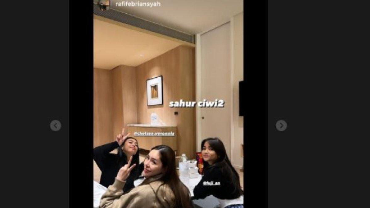 Fuji dan teman-temannya sahur bareng