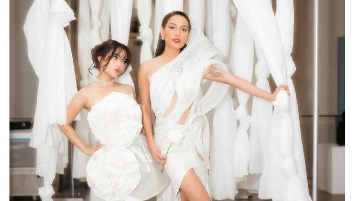 Fuji mengenakan gaun putih yang anggun, sesuai dengan dress code acara. 