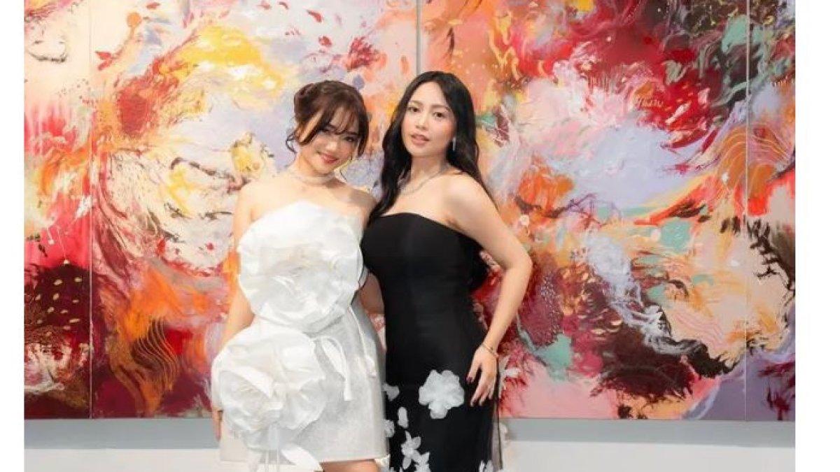 Fuji tampak memesona dengan riasan yang alami namun tetap glamour.
