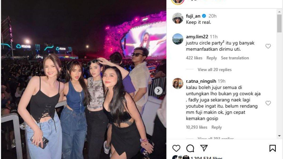 Fuji terlihat santai menghabiskan waktu bersama teman-temannya.