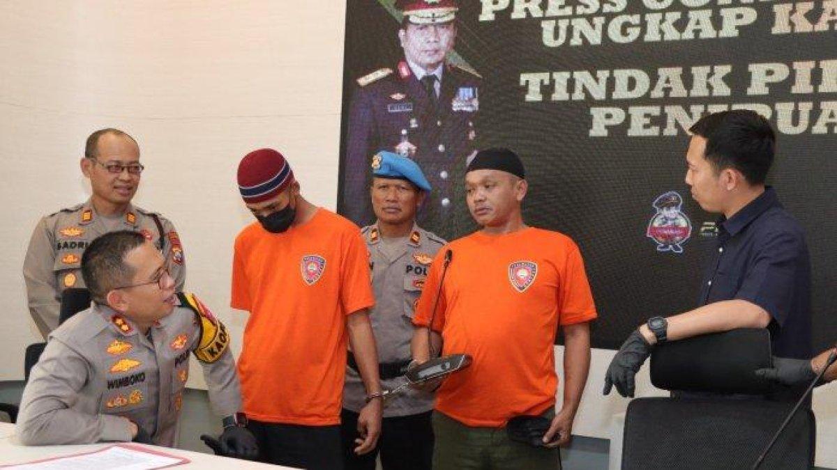 Tersangka Kasatreskrim Polres Ponorogo Abal-abal (Gaguk, gunakan peci hitam) dengan Kasatreskrim Polres Ponorogo AKP Nikolas Bagas Yudhi Kurnia (baju hitam), Jumat (8/9/2023)