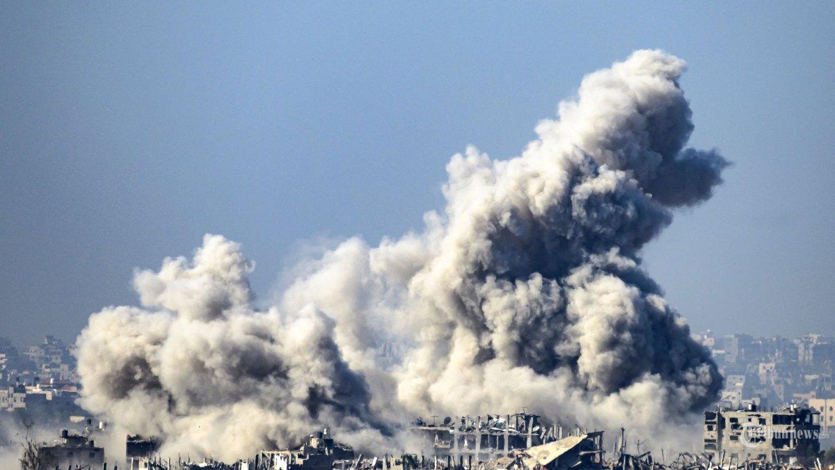 Gambar yang diambil dari Israel selatan dekat perbatasan dengan Jalur Gaza pada 1 Desember 2023. Adapun untuk gencatan senjata sementara antara Israel dan Hamas berakhir pada 1 Desember, dengan tentara Israel mengatakan operasi tempur telah dilanjutkan, menuduh Hamas melanggar jeda operasional. IDF bakal menyerang 400 titik di Gaza lewat darat, laut, dan udara setelah gencatan senjata dinyatakan berakhir.