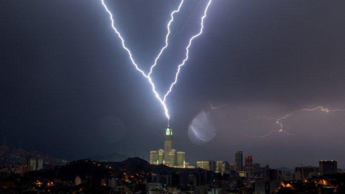 Gambar yang diambil pada 22 Agustus 2023 menunjukkan kilatan petir di atas menara jam Makkah di Arab Saudi. Badai dahsyat menutup sekolah-sekolah pada tanggal 23 Agustus di wilayah Makkah di kerajaan gurun pasir, tempat Masjidil Haram berada, yang dilanda hujan lebat dan angin semalaman, kata para saksi mata.