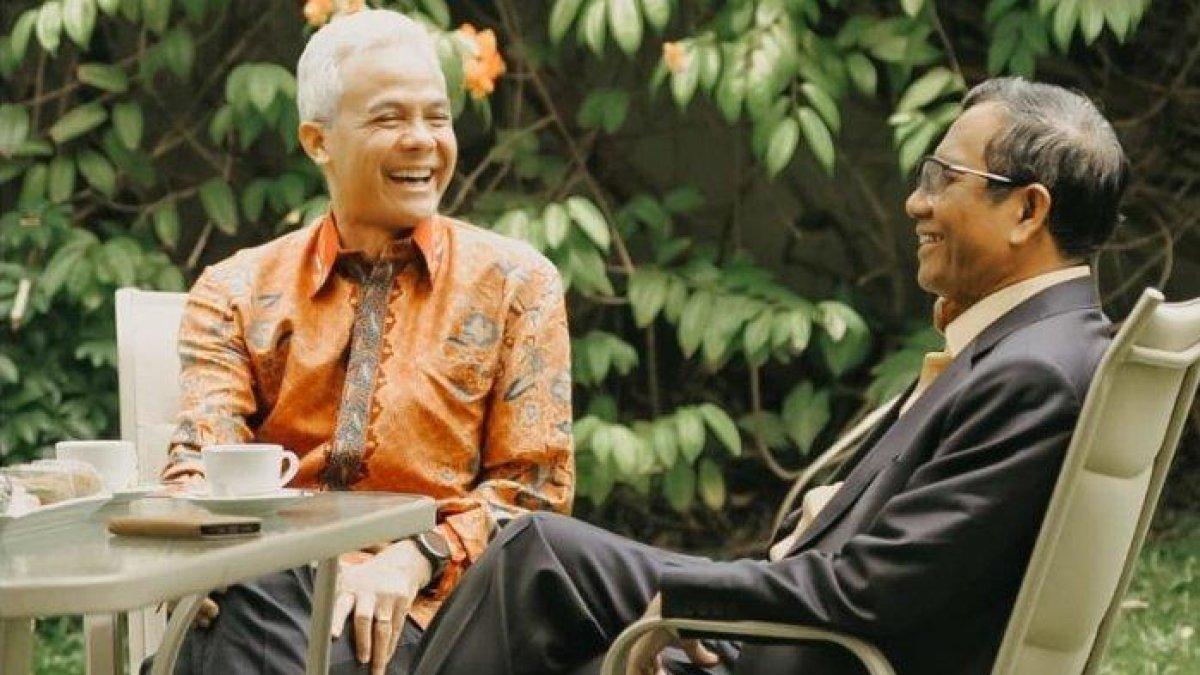 Ganjar mengunggah foto sedang duduk sambil menikmati kopi pada sore hari bersama Menteri Koordinasi bidang Politik, Hukum dan Keamanan (Menko Polhukam) Mahfud MD, Minggu (10/9/2023).
