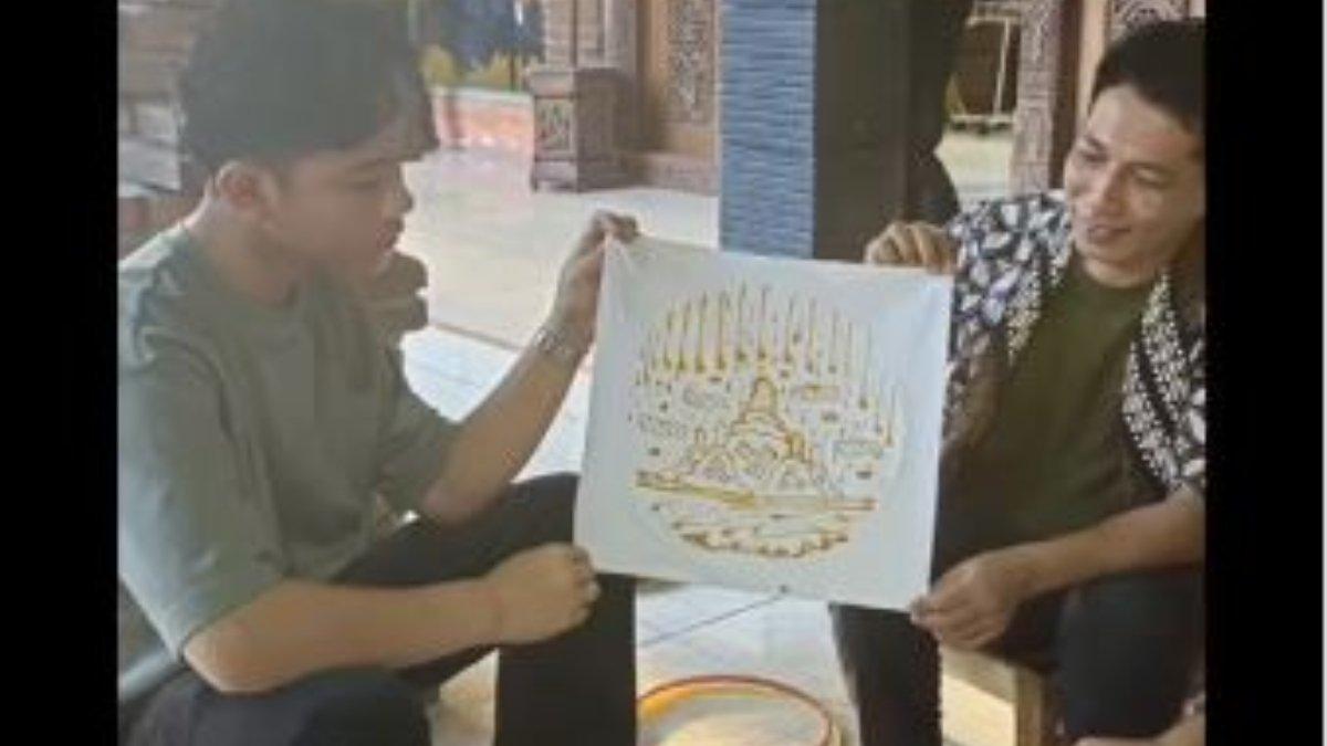 SELVI ANANDA LIBURAN KE BOROBUDUR - Ganung Haryadi, pemilik Tingal Art, merasa bangga dengan kunjungan Wakil Presiden dan keluarganya ke tempat usahanya. 