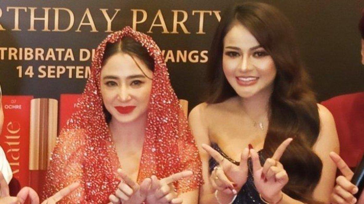 Gaun dari fans diberikan ke Dewi Perssik begitu fantastis karena dibalut dengan kristal.