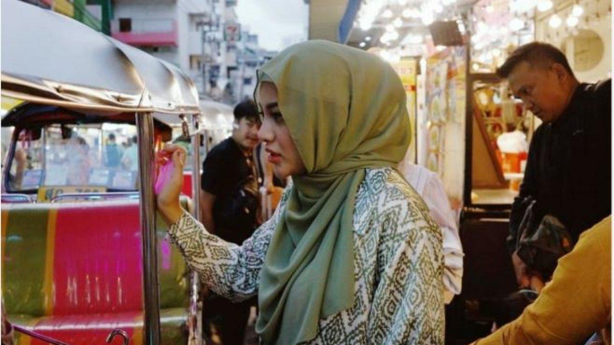 Gaya hijab Aurel saat jalan-jalan di Bangkok menarik perhatian. 