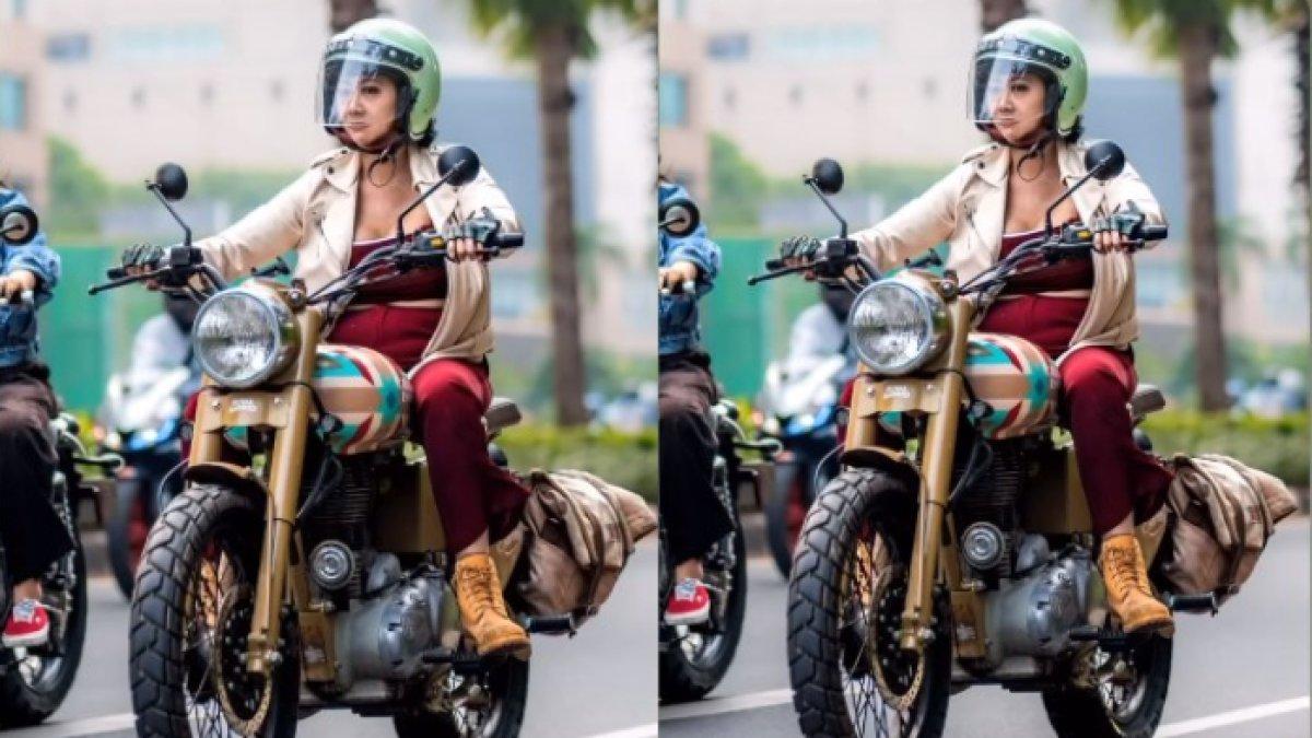 Gaya kece Asri Welas saat motoran