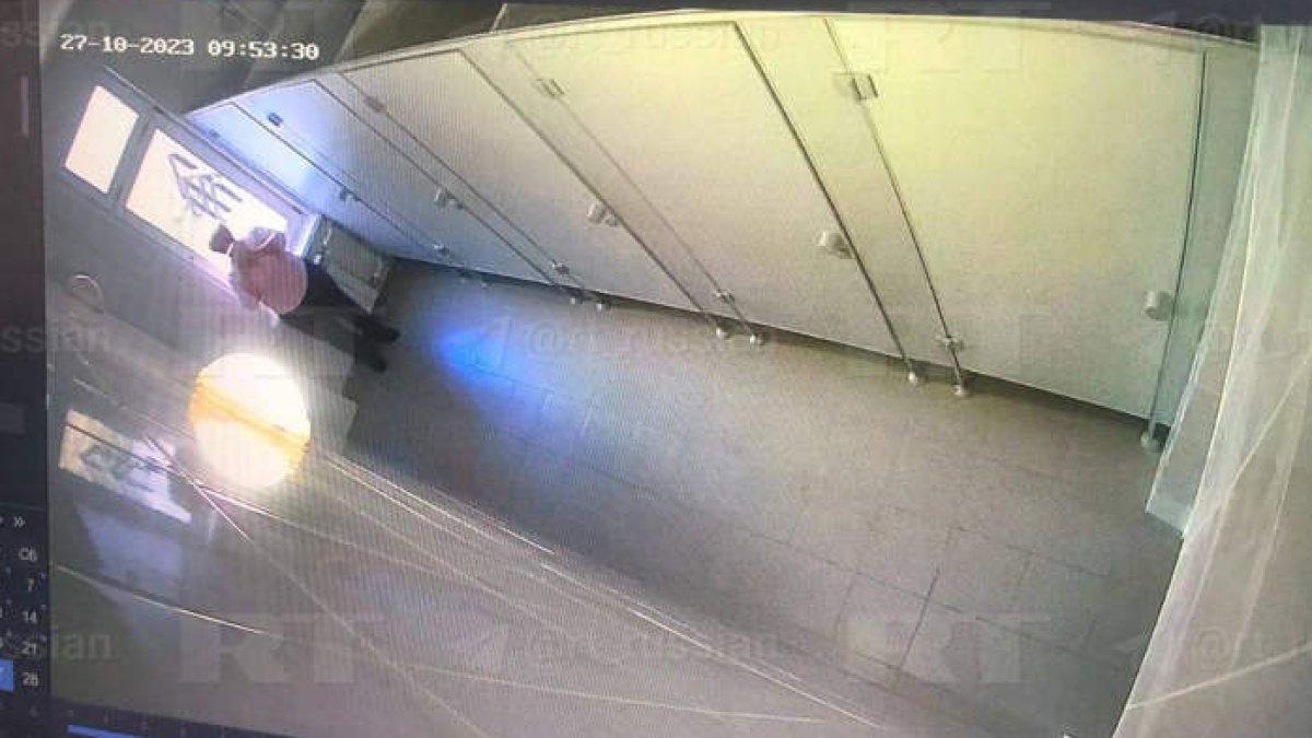Geger sebuah sekolah di Rusia pasang CCTV di toilet wanita.