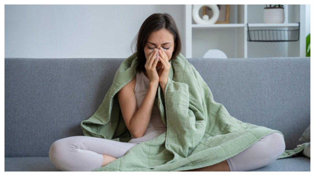 GEJALA FLU SEBELUM MESNTRUASI - Flu periode adalah gejala mirip flu sebelum menstruasi akibat perubahan hormon. Gejala seperti kelelahan, sakit kepala, dan kram dapat diatasi dengan obat atau pengaturan hormon.