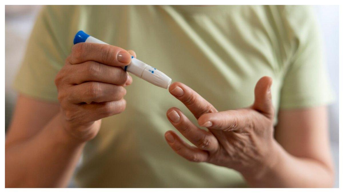 GEJALANYA DIABETES - Sering buang air kecil, haus berlebihan, dan penglihatan buram bisa jadi tanda diabetes. Kenali gejalanya lebih awal untuk mencegah risikonya.