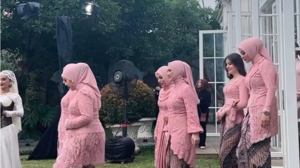 Geng Mamayu menunjukkan bahwa mereka bukan hanya sekadar teman arisan, tetapi juga sahabat sejati. 