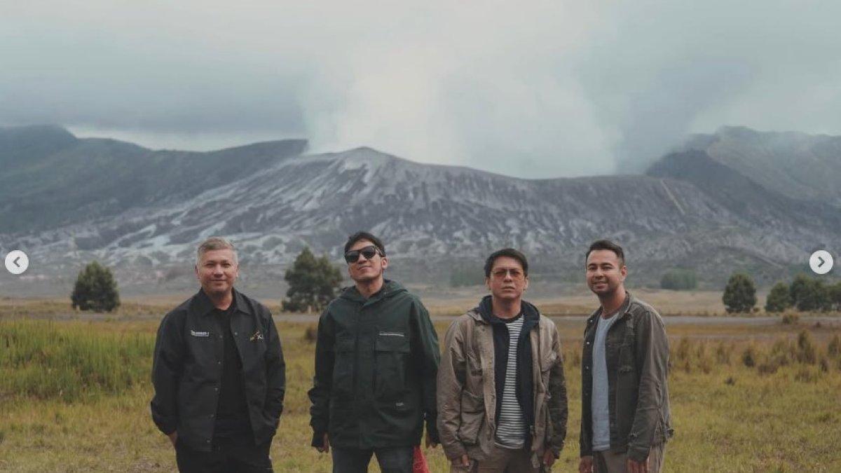 RAFFI AHMAD USILI ARIEL NOAH - Geng motor The Dudas Minus One memang dikenal sebagai kumpulan artis pria yang gemar menjelajah berbagai destinasi indah menggunakan motor. 