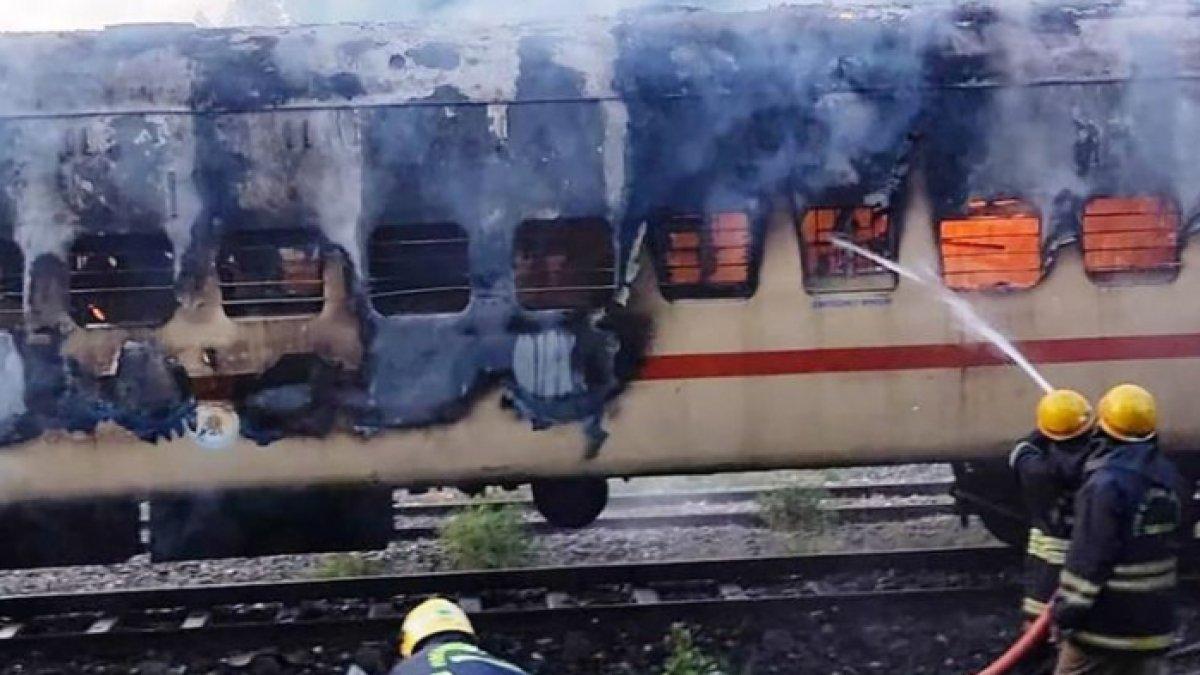 Petugas berusaha memadamkan api yang terjadi di gerbong kereta yang diparkir di halaman KA Madurai, di Madurai, India pada 26 Agustus 2023.