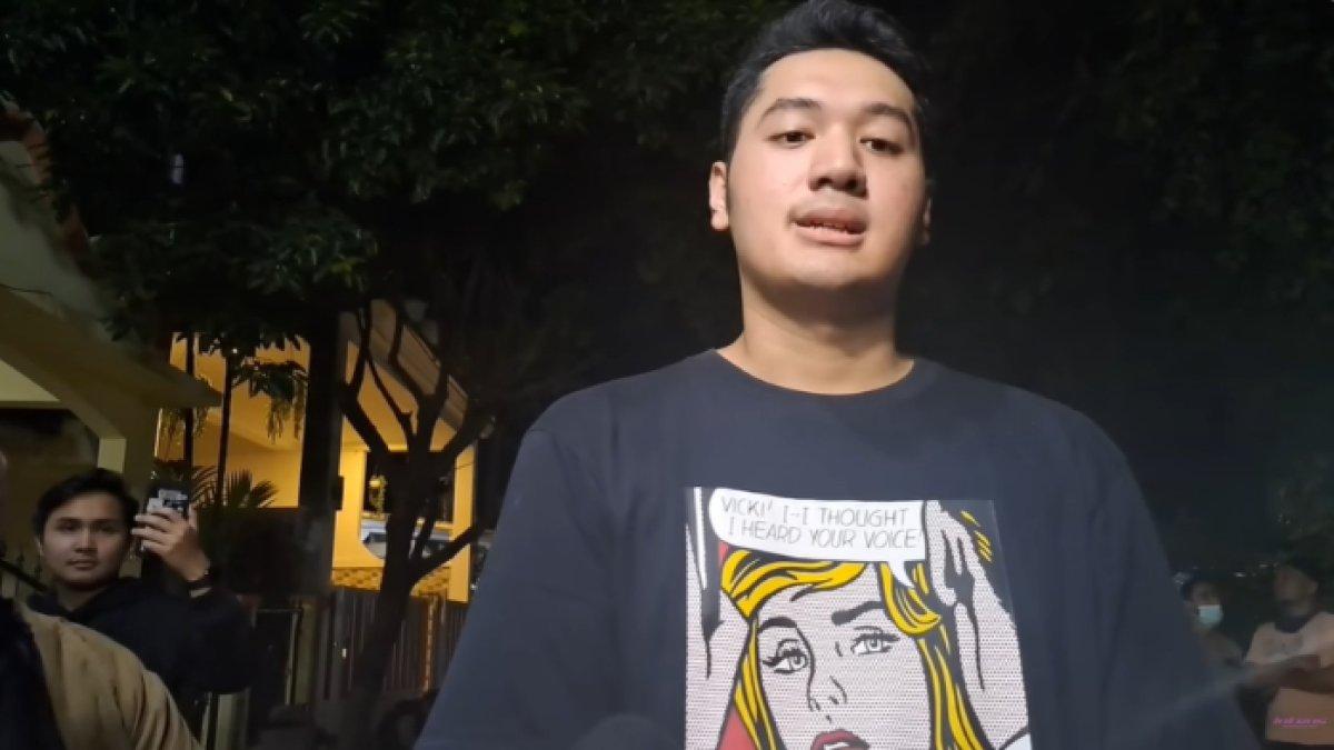 Ghassaan tampak tegar saat beri keterangan terkait meninggalnya sang ayah
