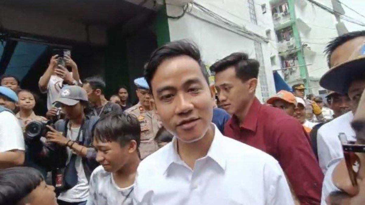 Gibran Rakabuming Raka melakukan blusukan perdana seusai ditetapkan sebagai wakil presiden RI terpilih