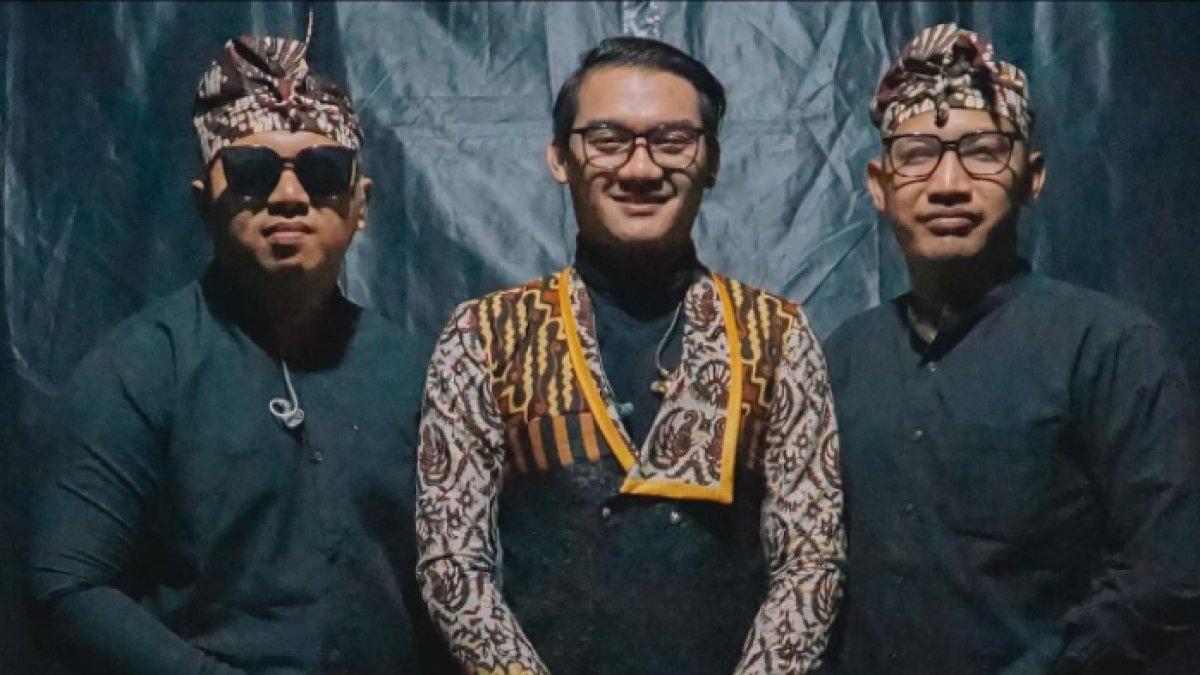 Gilga membentuk grup musik bernama GildCoustic