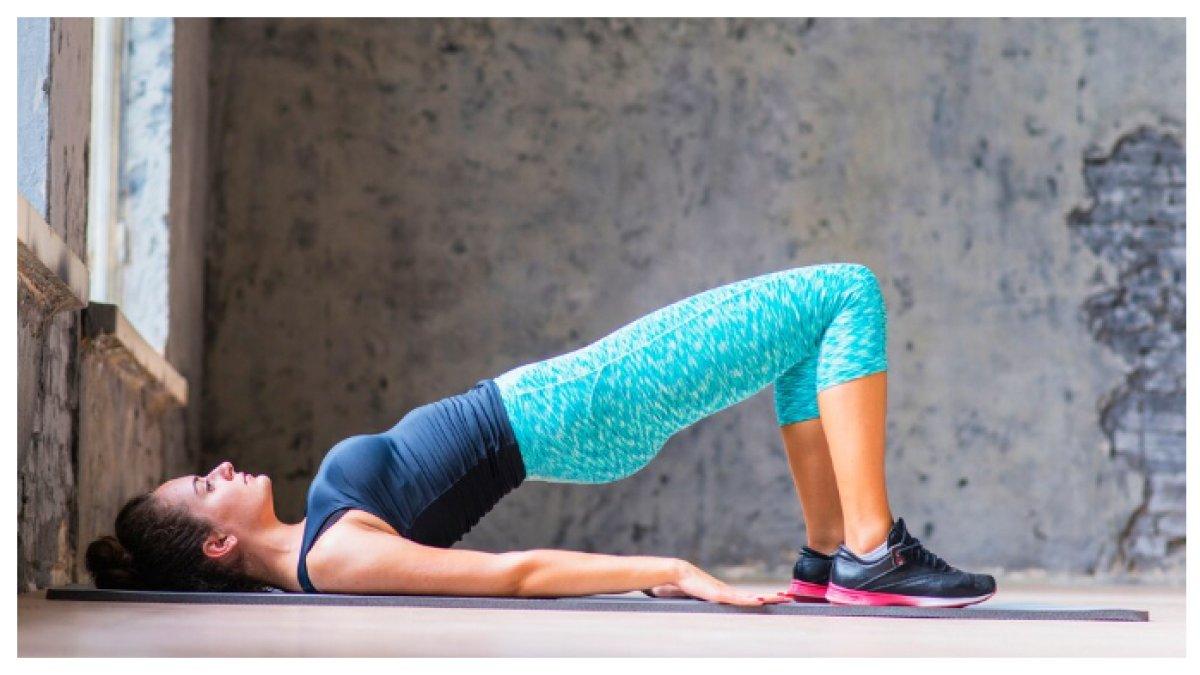 GLUTE BRIDGE - Berbaring telentang, tekuk lutut, dan angkat pinggul hingga tubuh membentuk garis lurus.
